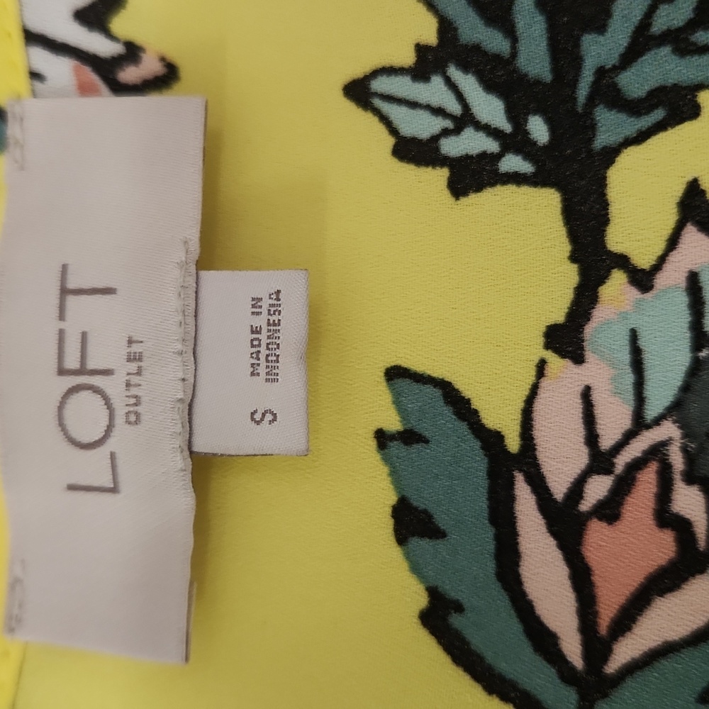Pretty bright yellow floral top in great condition! - Picture 4 of 6